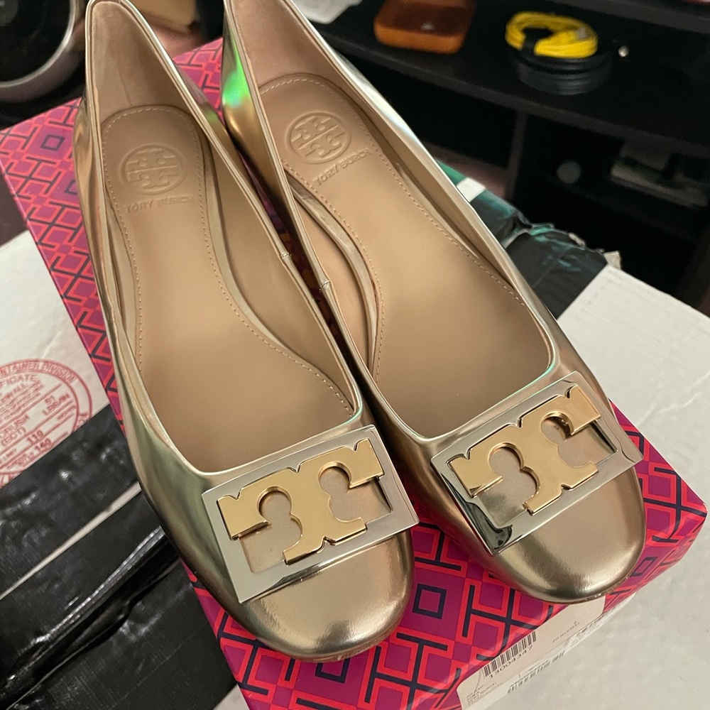Tory burch gold shoes - Picture 1 of 2